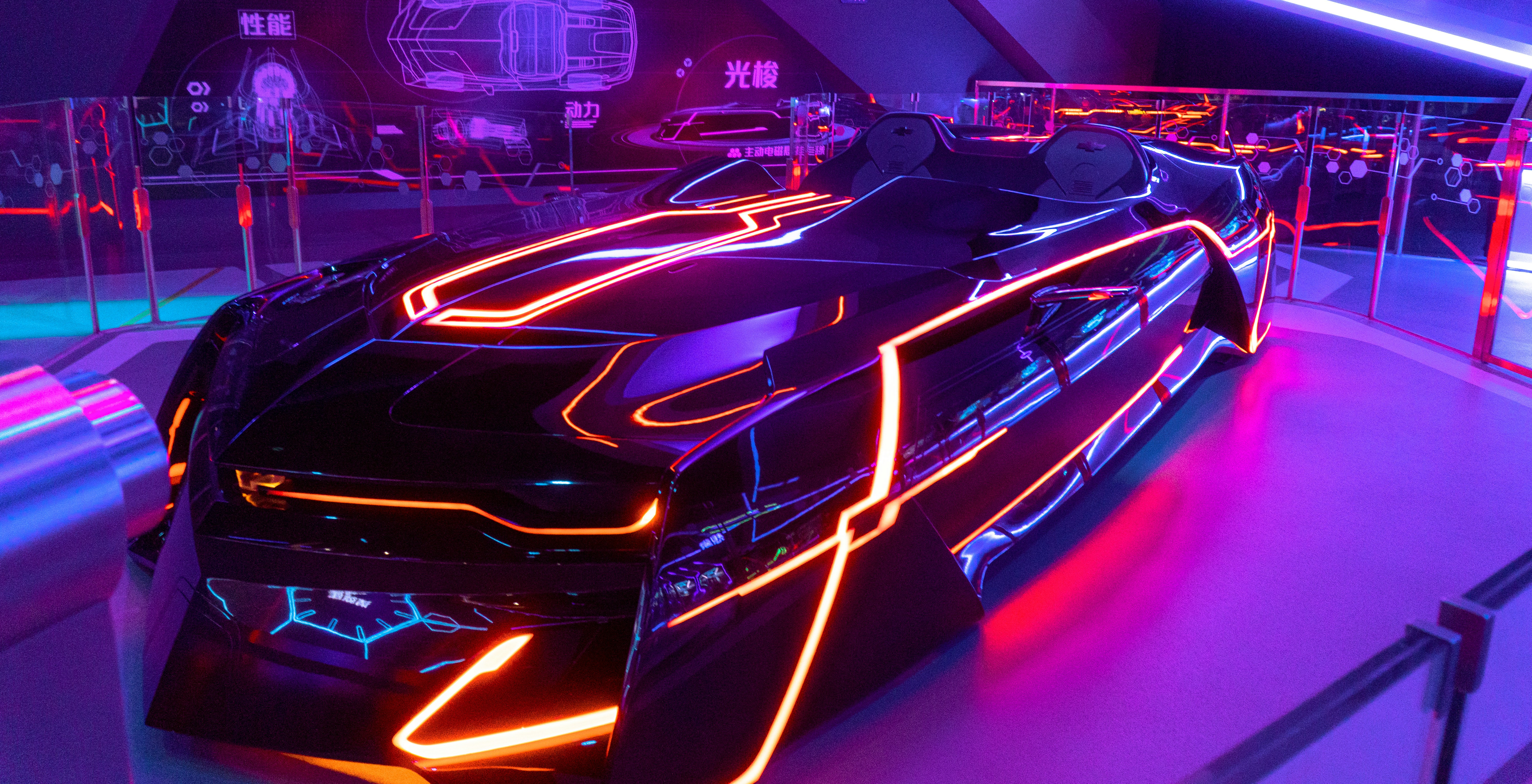 Futuristische auto met neonlijnen in showroom