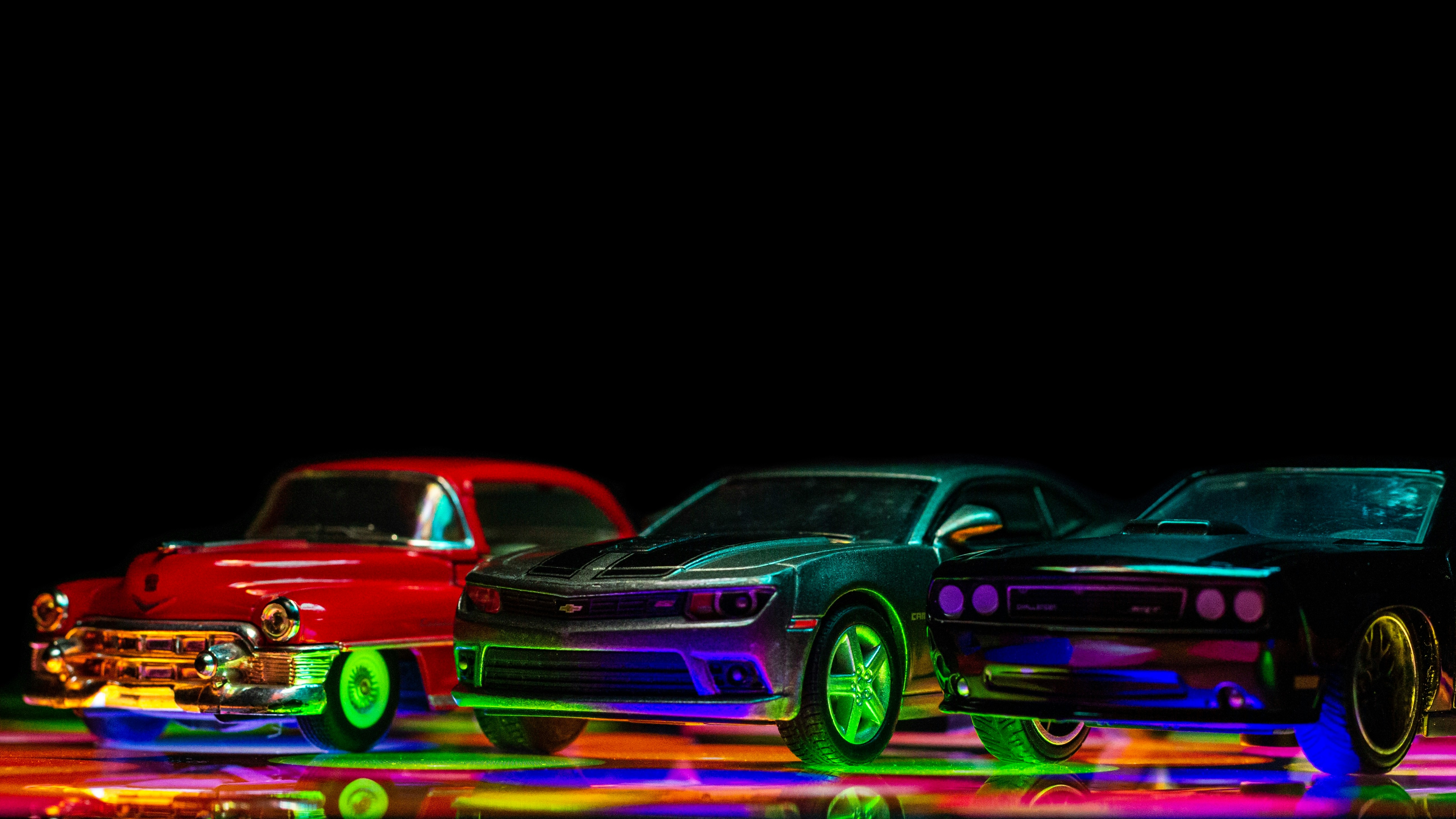 Rij klassieke en moderne auto's met neonlicht